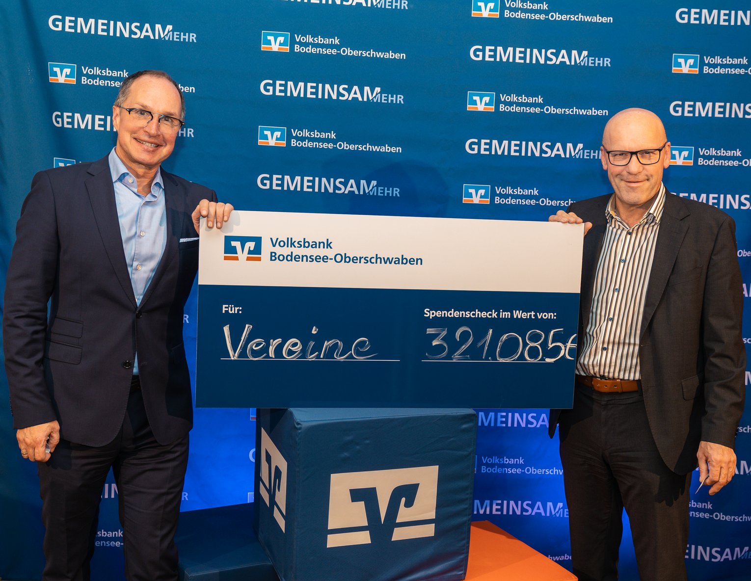 Spendenübergabe mit einem großen Scheck durch Herr Stauber und Herr Miller.