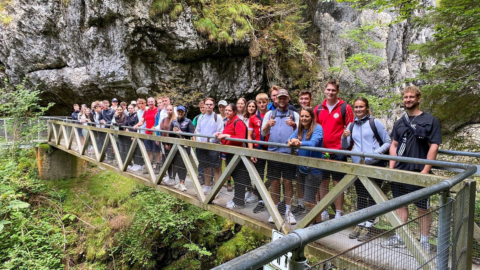 Gruppe der Azubis auf einer Brücke